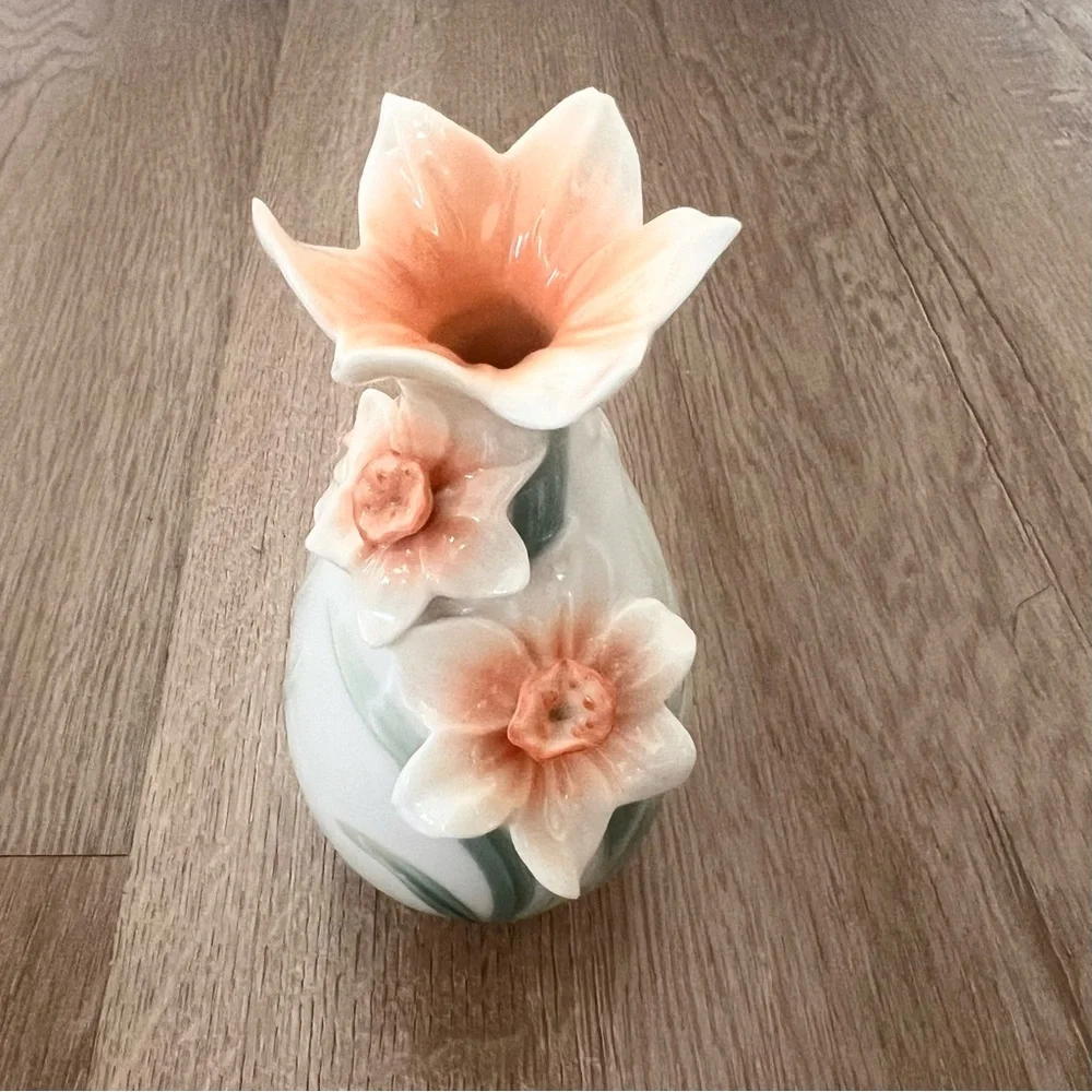 FRANZ Porcelain Vase DAFFODIL TOPPER DESIGN SCULPTURED ~ signed‎ by Artist